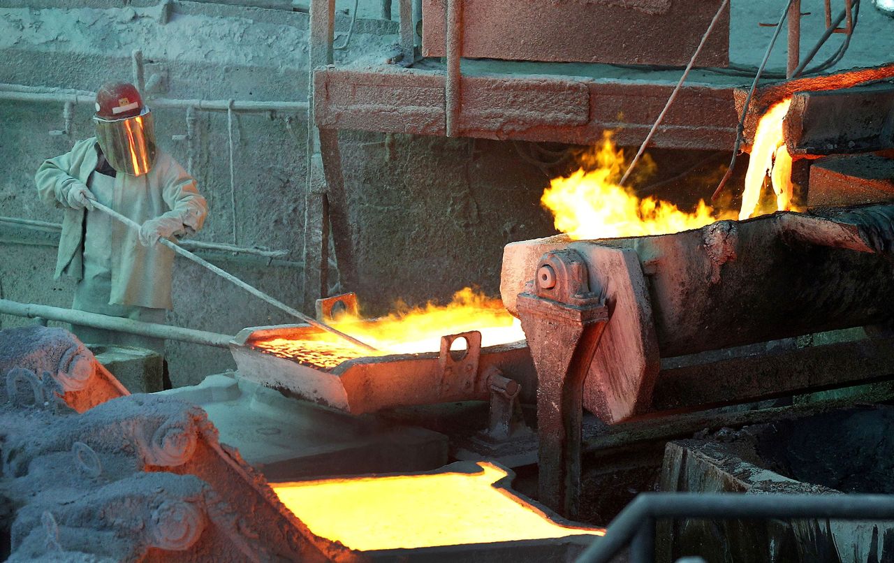 FOTO DE ARCHIVO. Trabajador en una fundición de cobre en Ventanas, Chile. Enero, 2015.  REUTERS/Rodrigo Garrido