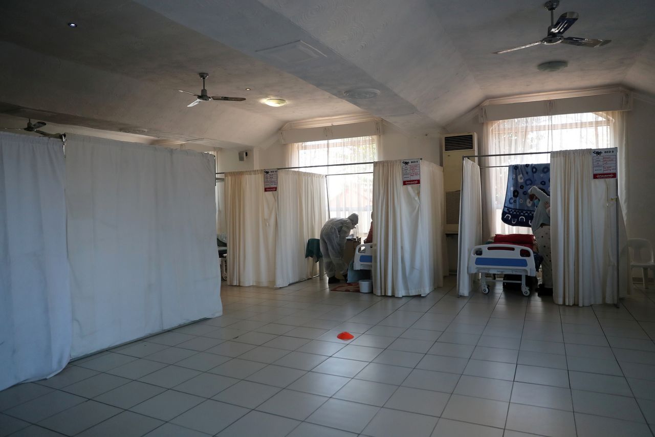 FOTO DE ARCHIVO: Personal sanitario asiste a un paciente de COVID-19 en un hospital de emergencia instalado por la organización The Gift of the Givers en Johannesburgo, Sudáfrica, el 11 de julio de 2021. REUTERS/ Sumaya Hisham