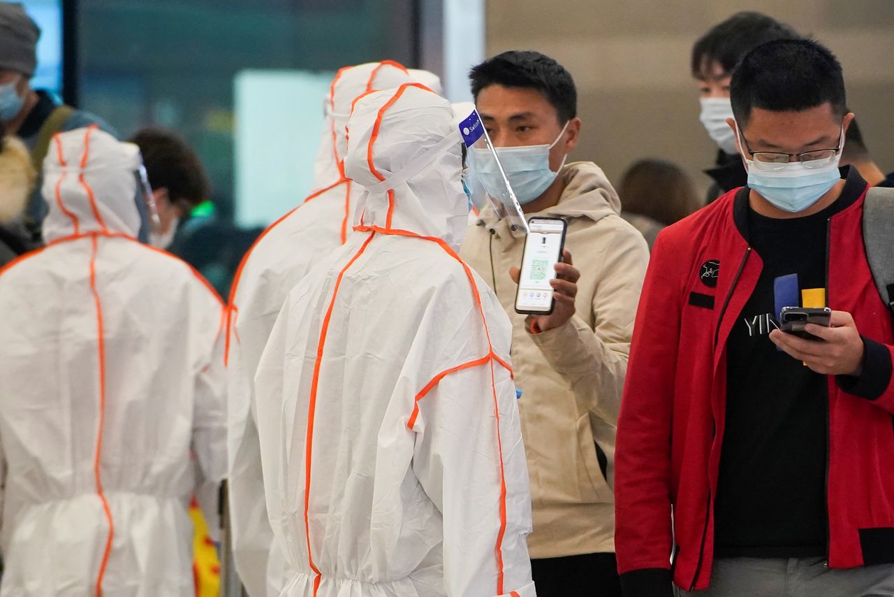 Un hombre muestra su código QR en un teléfono en una salida bloqueada en la estación de tren de Shanghái Hongqiao, tras los nuevos casos de la enfermedad del coronavirus (COVID-19), en Shanghái, China. 25 de noviembre de 2021. Imagen tomada el 25 de noviembre de 2021. REUTERS/Aly Song