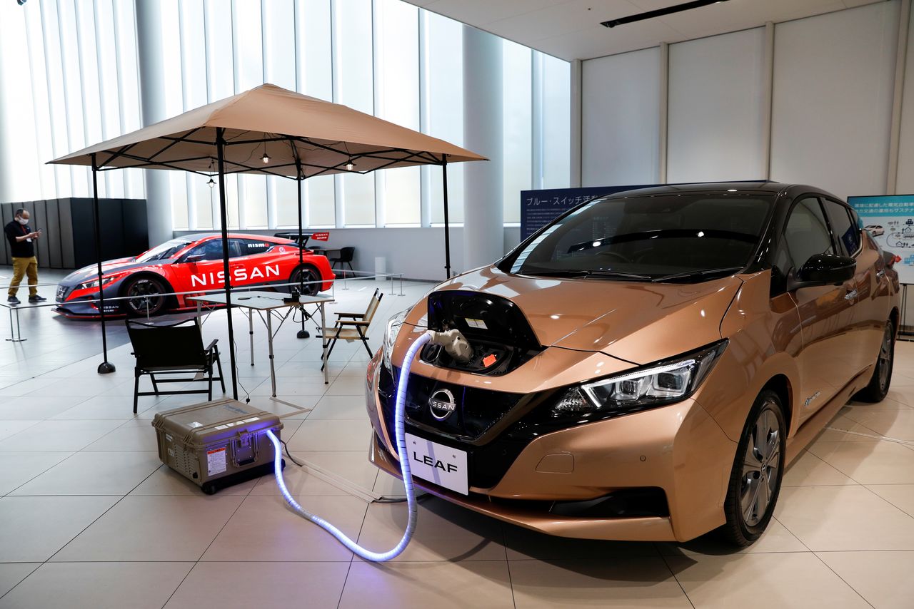 Un automóvil eléctrico Nissan Leaf y una batería portátil en exhibición en la Galería Nissan en Yokohama, Japón, Noviembre 29 de 2021. REUTERS/Androniki Christodoulou