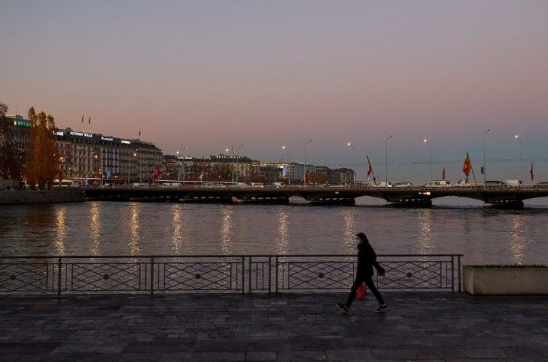 FOTO DE ARCHIVO: Una mujer camina a lo largo de las orillas del lago Leman durante las medidas de confinamiento parcial en medio del brote de la enfermedad del coronavirus (COVID-19) en Ginebra, Suiza, 18 de noviembre de 2020. REUTERS/Denis Balibouse