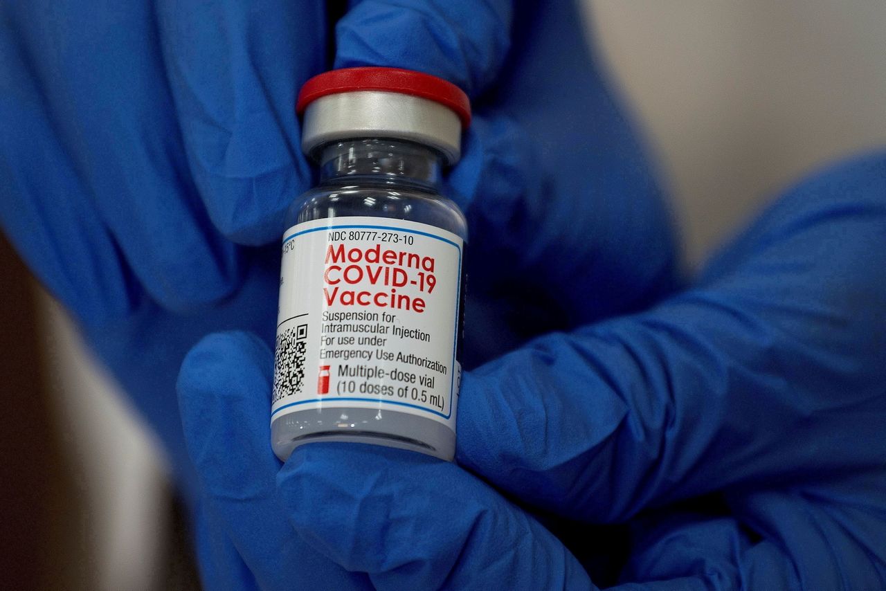 Un empleado muestra la vacuna Moderna COVID-19 en el hospital Long Island Jewish Valley Stream de Northwell Health en Nueva York, EEUU, 21 de diciembre de 2020. REUTERS / Eduardo Munoz /