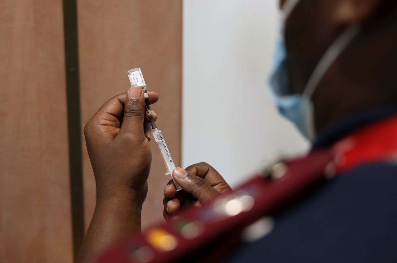 Un trabajador sanitario prepara una dosis de la vacuna de COVID-19 en Dutywa, en la Provincia del Cabo Oriental, Sudáfrica, el 29 de noviembre de 2021. REUTERS/Siphiwe Sibeko