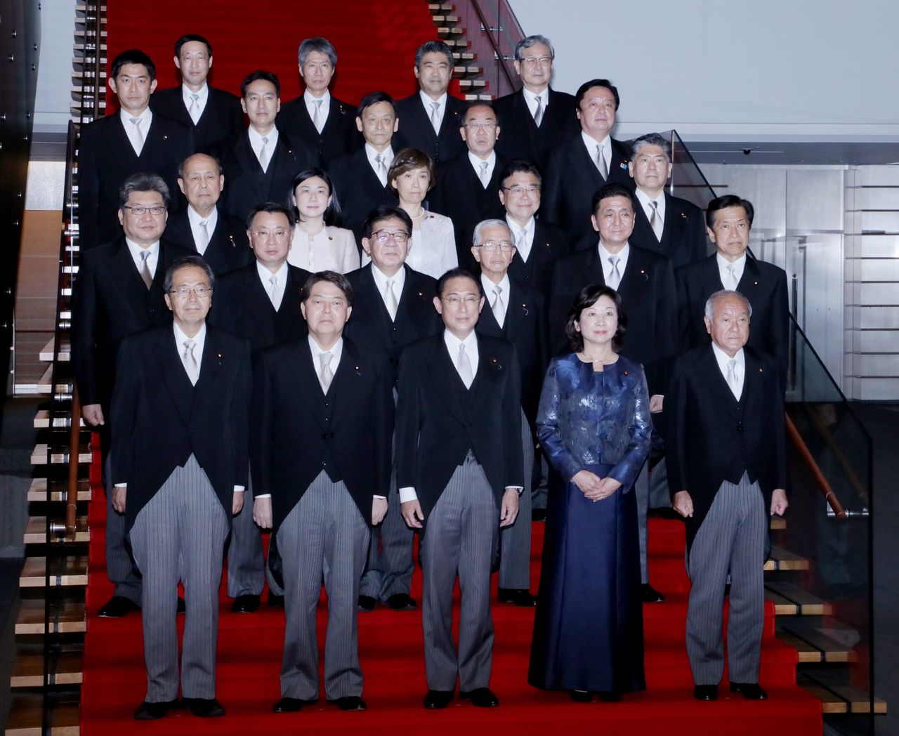 El primer ministro Kishida Fumio, en el centro, delante, posa junto a los miembros de su gabinete más reciente en el Kantei, en Tokio, el 10 de noviembre de 2021. (© Jiji)