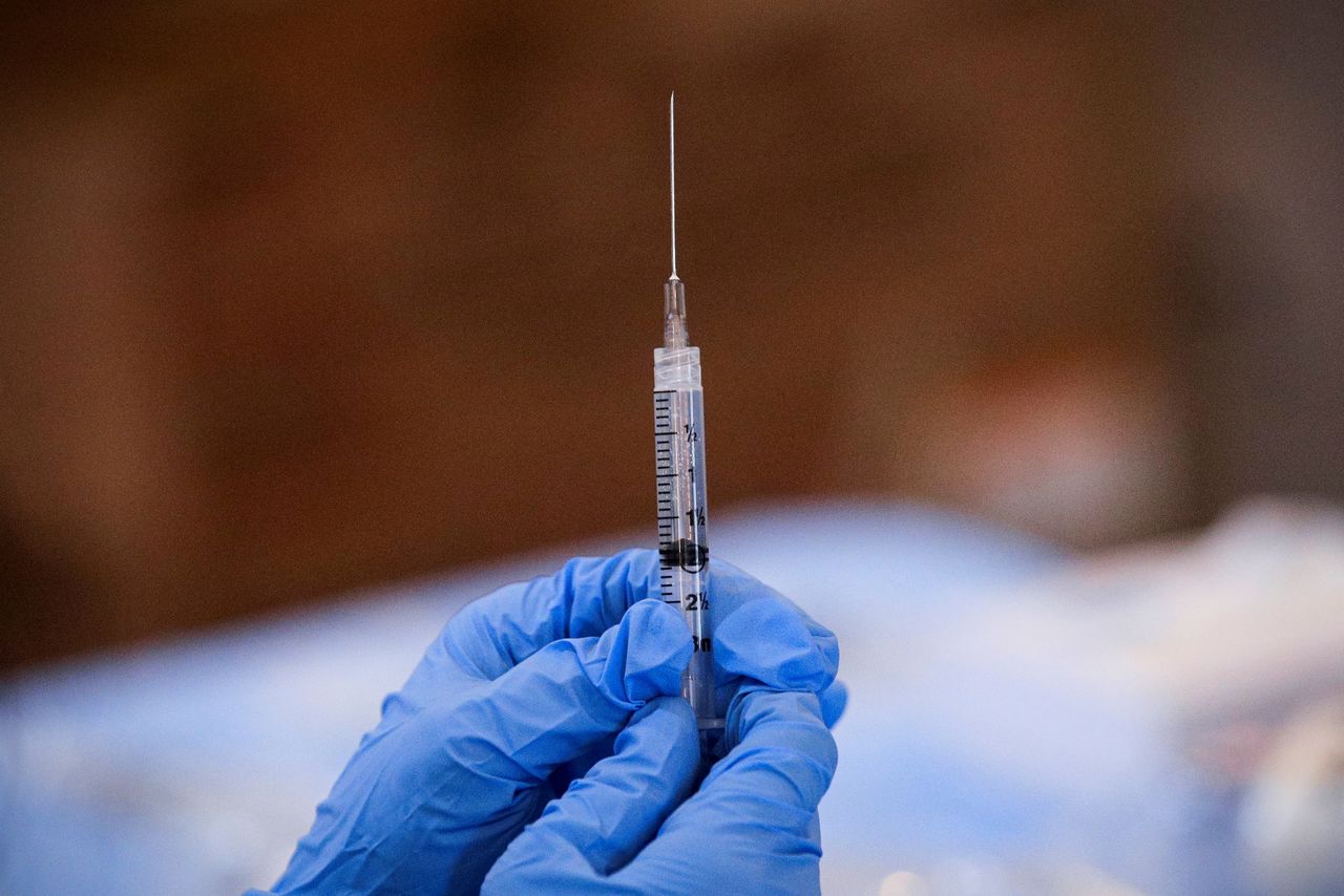 FOTO DE ARCHIVO: Una jeringa es rellenada con una dosis de la vacuna de COVID-19 de Pfizer en un centro de vacunación comunitario emergente en el Gateway World Christian Center en Valley Stream, Nueva York, Estados Unidos, 23 de febrero de 2021.  REUTERS/Brendan McDermid