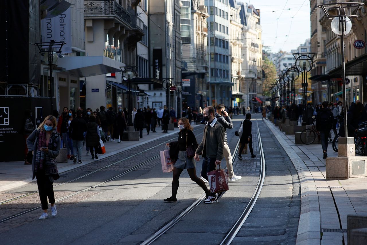 La gente camina en el centro de la ciudad antes de las nuevas medidas de cierre durante el brote de la enfermedad del coronavirus (COVID-19), en Ginebra, Suiza 2 de noviembre de 2020. REUTERS/Denis Balibouse/foto de archivo