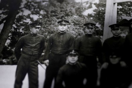 Sakamaki Kazuo (segundo por la izquierda) durante su época en la escuela de la Marina Imperial. (Jiji)