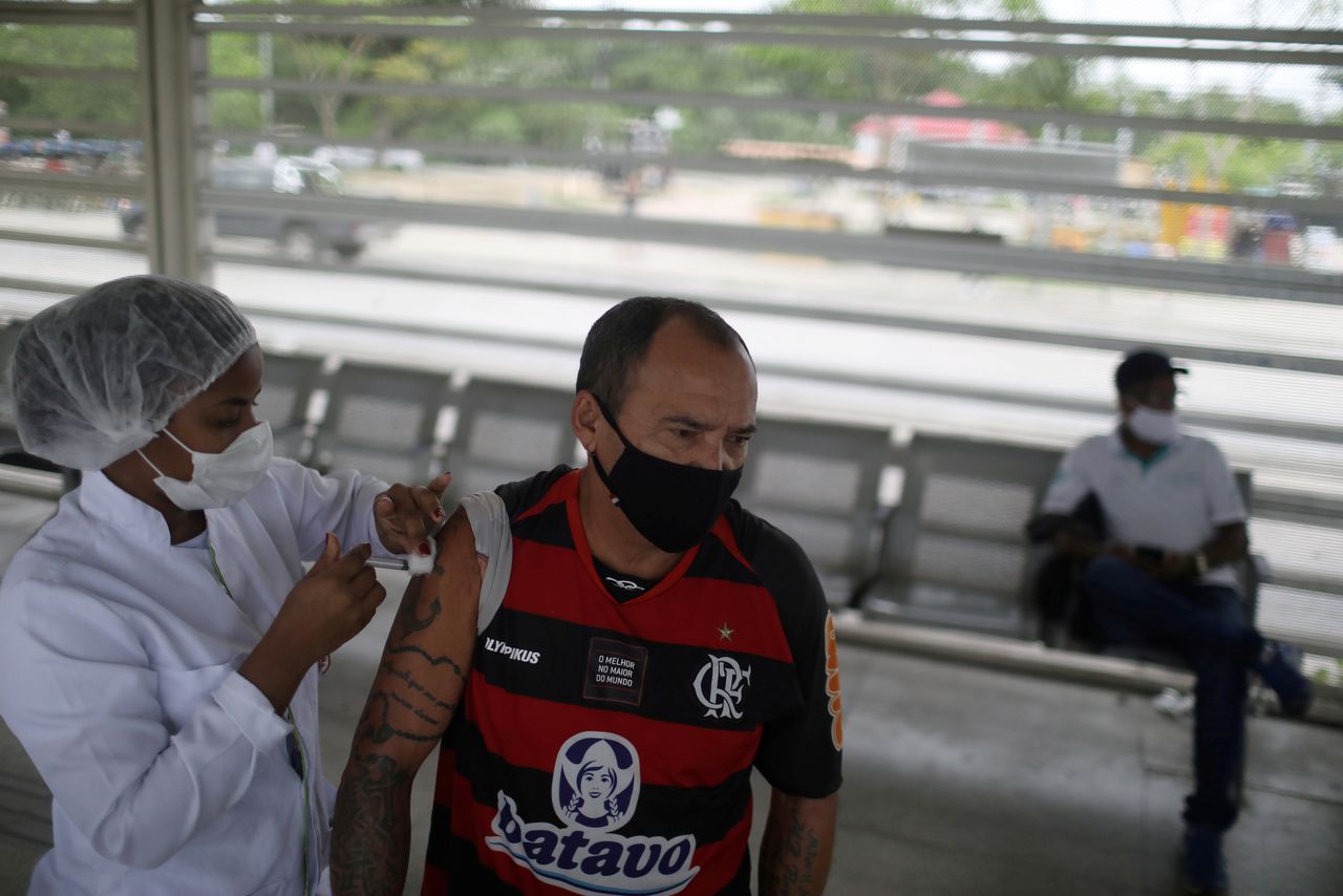 FOTO DE ARCHIVO: Un hombre recibe una dosis de la vacuna de COVID-19 en Rio dwe Janeiro, Brasil, el 27 de octubre de 2021. REUTERS/Pilar Olivares