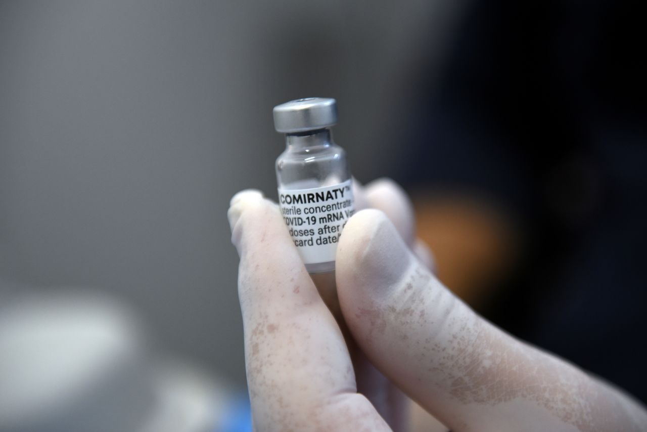 FOTO DE ARCHIVO: Un vial de la vacuna de COVID-19 de Pfizer-BioNTech en la comunidad ortodoxa de Monte Atos, Grecia, el 16 de noviembre de 2021. REUTERS/Alexandros Avramidis
