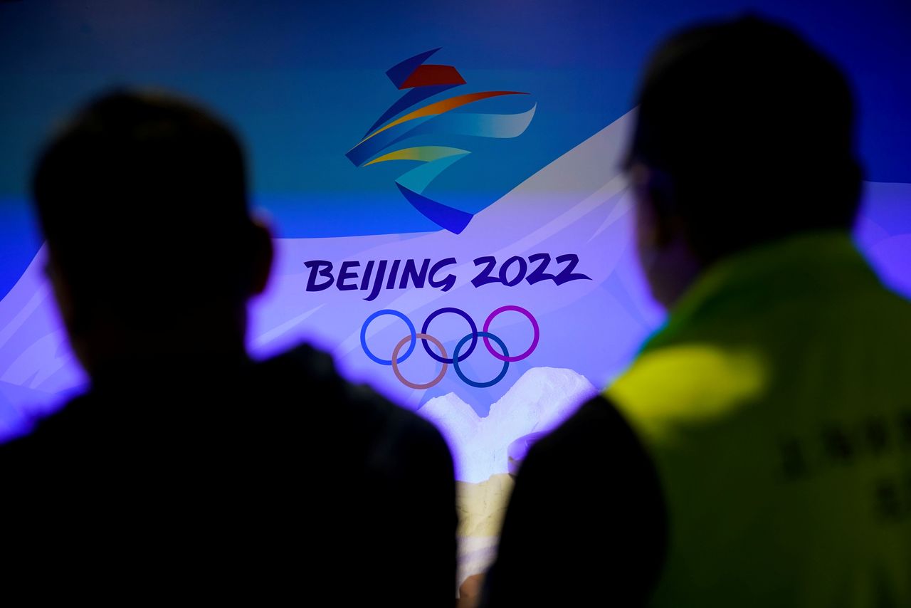 El logo de los Juegos Olímpicos de Invierno de Pekín 2022 aparece en el Museo del Deporte de Shanghái, China. Diciembre 8, 2021. REUTERS/Aly Song