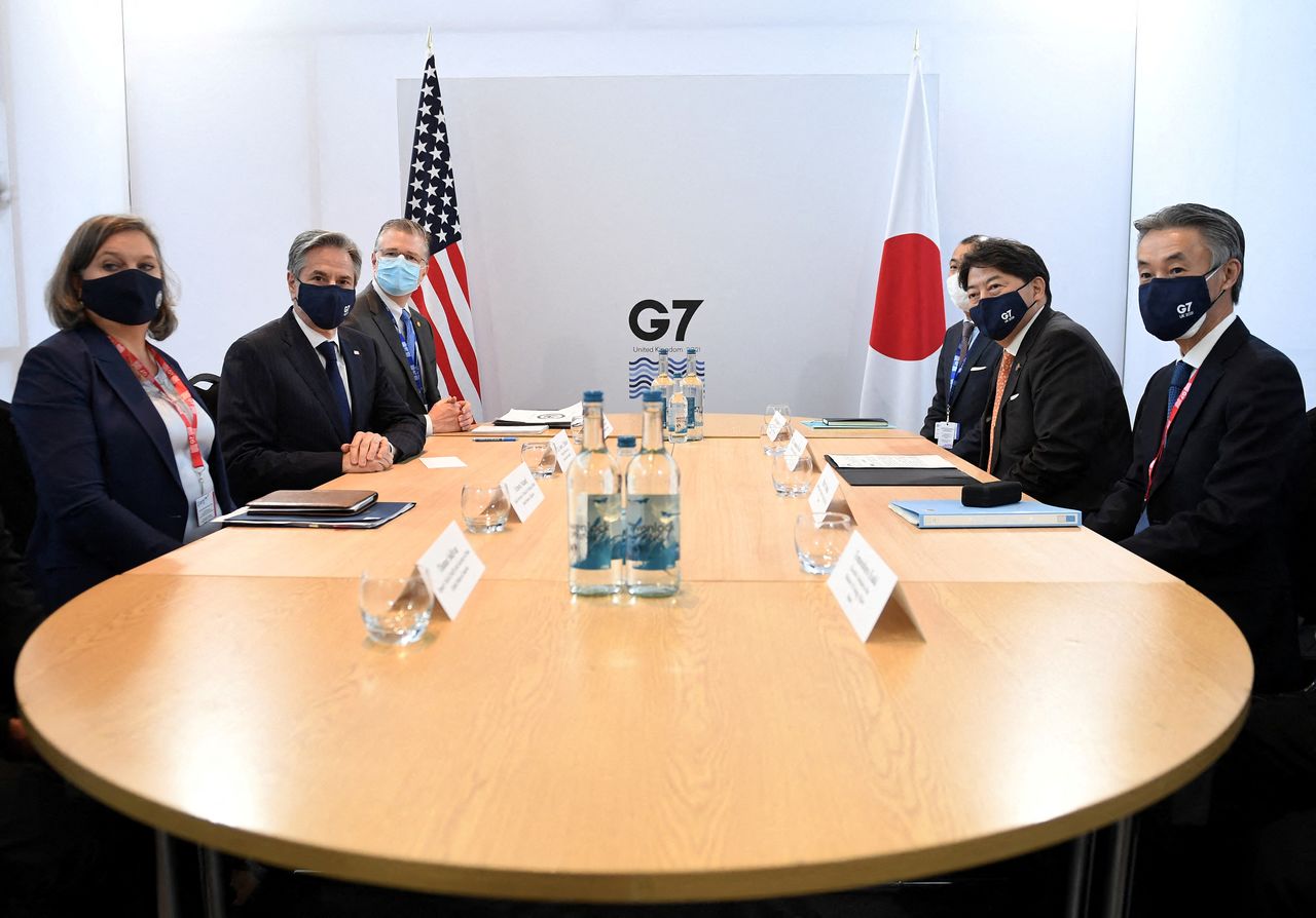 El secretario de Estado de Estados Unidos, Antony Blinken, y el ministro de Relaciones Exteriores de Japón, Yoshimasa Hayashi, posan mientras se reúnen durante la cumbre de ministros de Relaciones Exteriores y Desarrollo del G7 en Liverpool, Reino Unido, el 11 de diciembre de 2021. Olivier Douliery / Pool vía REUTERS