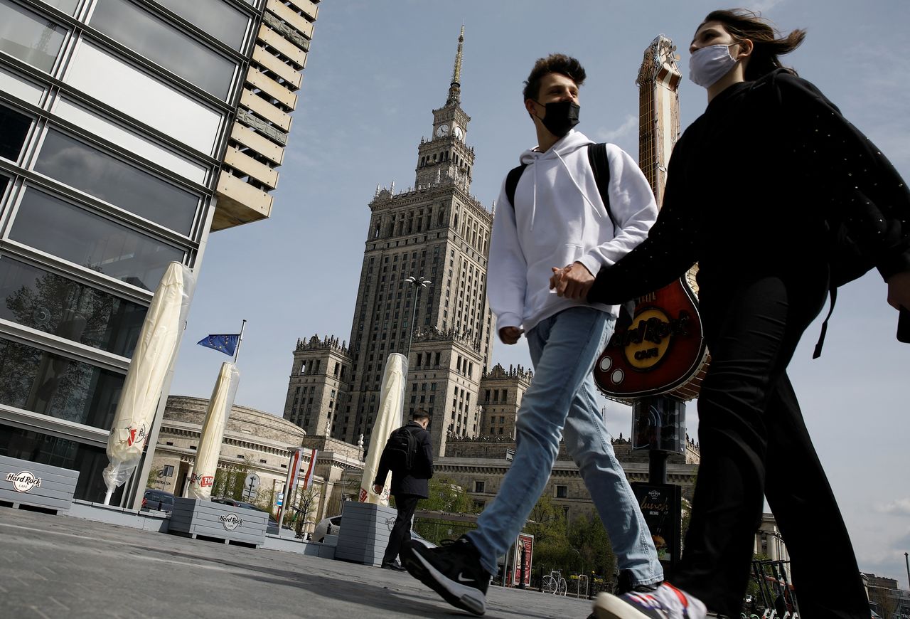 FOTO DE ARCHIVO: Dos personas con mascarillas caminan por el centro de Varsovia, Polonia, el 4 de mayo de 2021. REUTERS/Kacper Pempel