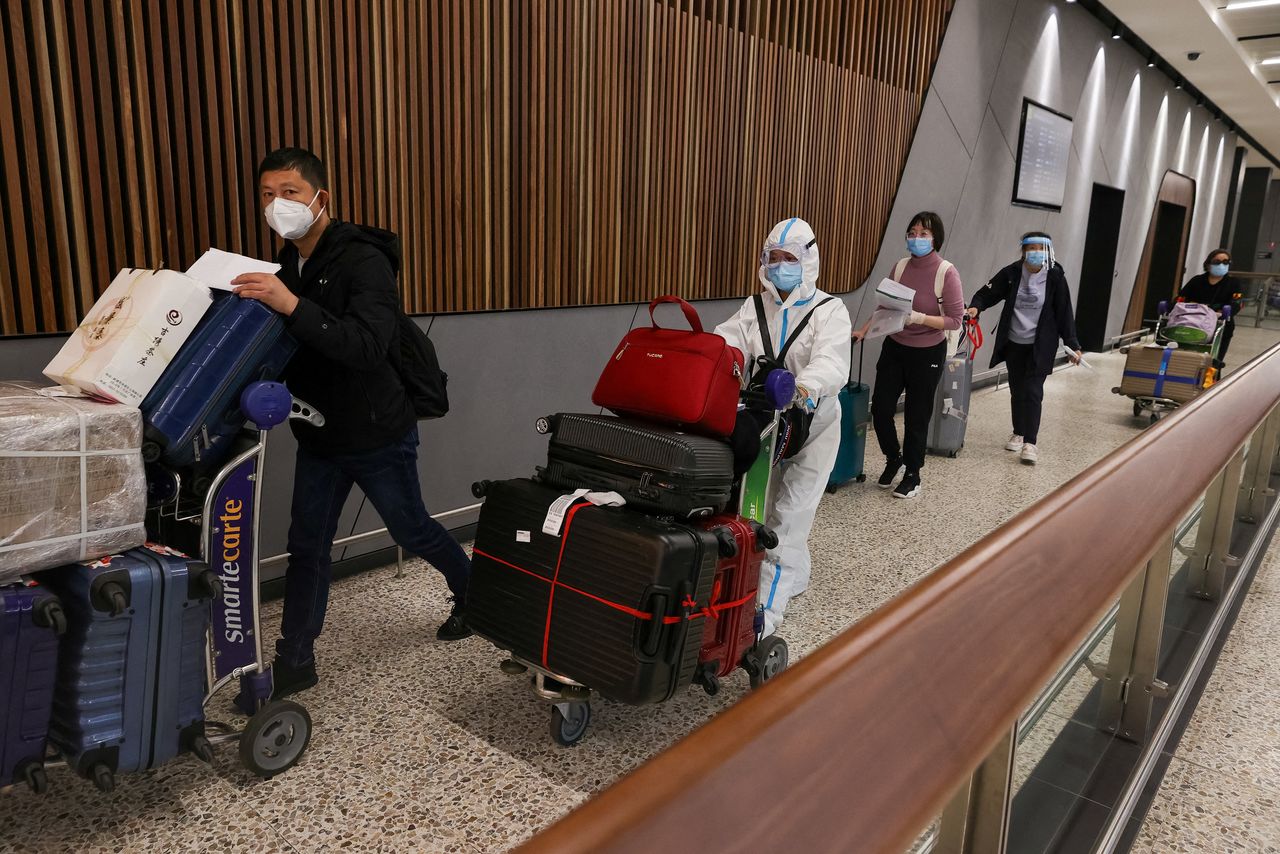Pasajeros llegando al Aeropuerto Internacional de Melbourne, mientras las fronteras internacionales se reabren a los inmigrantes cualificados vacunados y a los estudiantes extranjeros después de una prohibición de casi dos años de su entrada, en Melbourne, Australia 15 de diciembre de 2021. REUTERS/Imagen AAP/Con Chronis