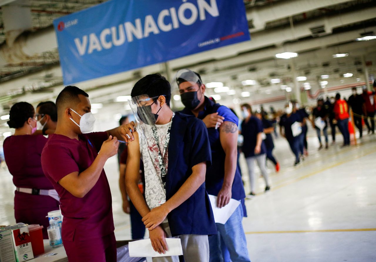 FOTO DE ARCHIVO: Vacunación contra la COVID-19 en Ciudad Juárez, México, el 24 de agosto de 2021. REUTERS/José Luis González