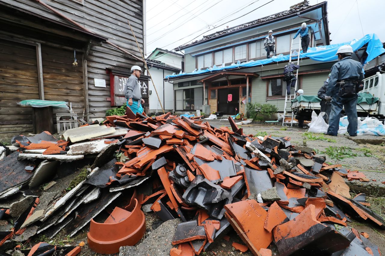 Tejas desprendidas en Tsuruoka, en la prefectura de Yamagata, el 19 de junio de 2019, un día después del potente sismo. (© Jiji)
