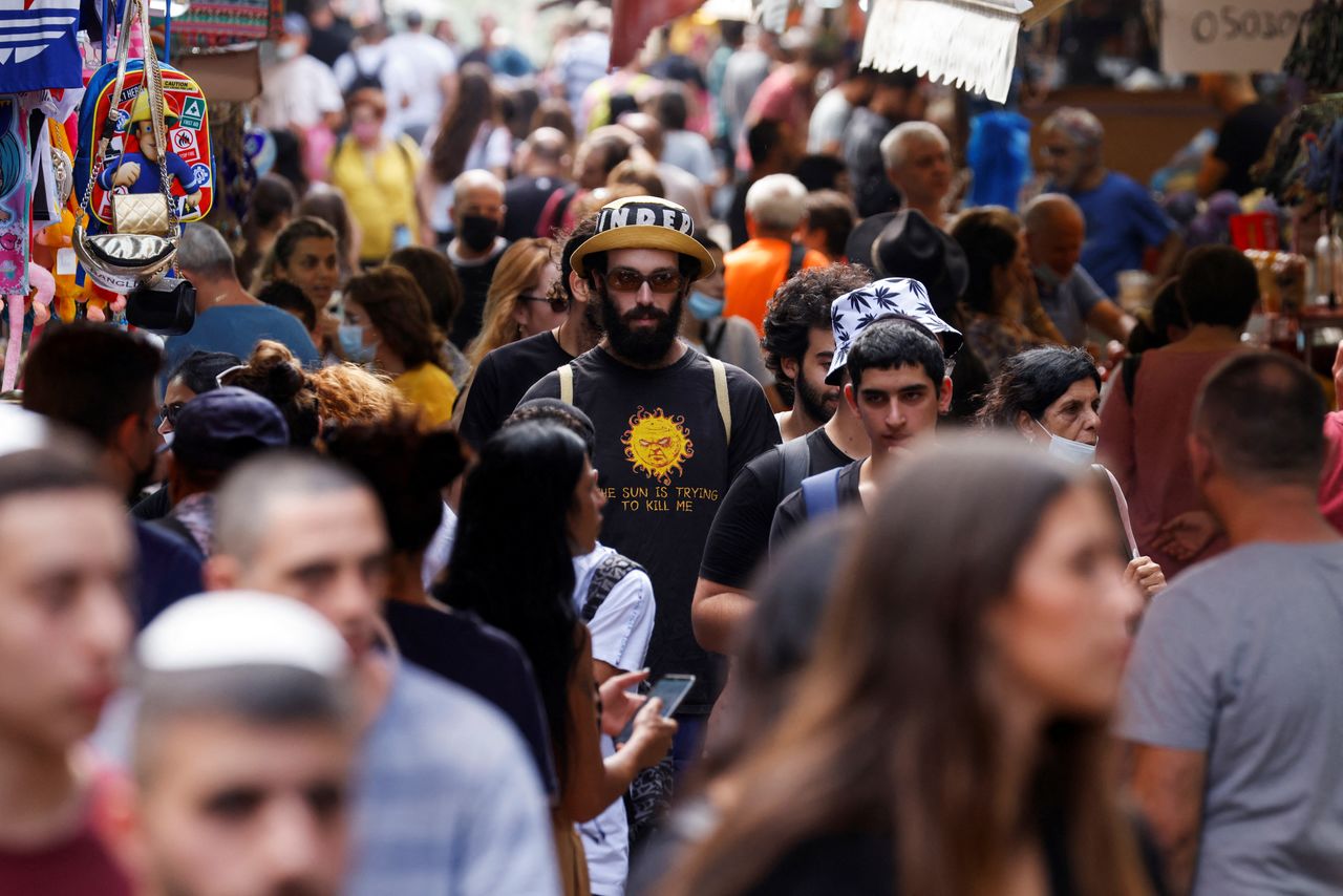 FOTO DE ARCHIVO: Un mercado abarrotado de gente en Tel Aviv, Israel, el 14 de octubre de 2021. REUTERS/Amir Cohen