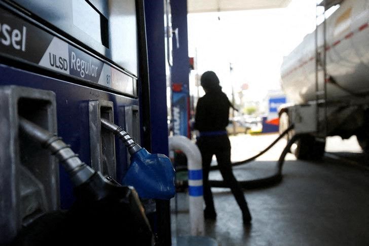 Imagen de archivo de un camión cisterna rellenando de combustible una estación de servicio en Zapopán, México. 9 enero 2019. REUTERS/Fernando Carranza