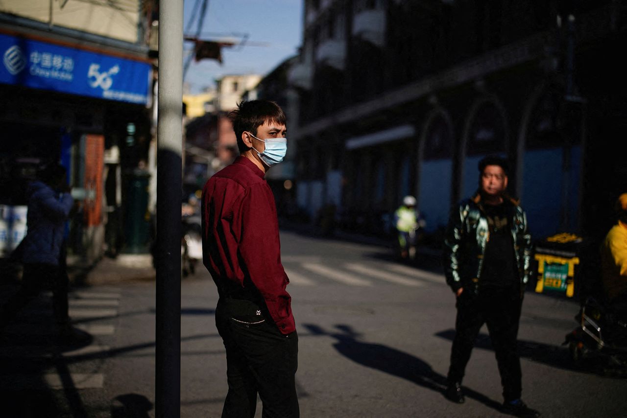 FOTO DE ARCHIVO: Un hombre con mascarilla en una calle de Shanghái, China, el 20 de diciembre de 2021. REUTERS/Aly Song