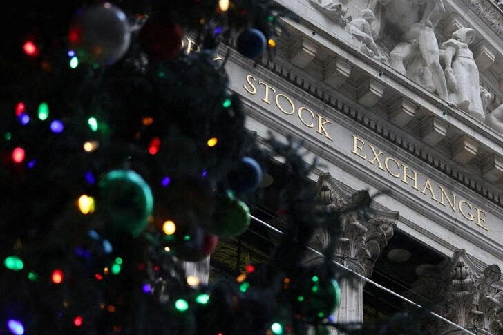 Imagen de archivo de un árbol de Navidad al exterior de la Bolsa de Nueva York, EEUU. 23 diciembre 2021. REUTERS/Andrew Kelly