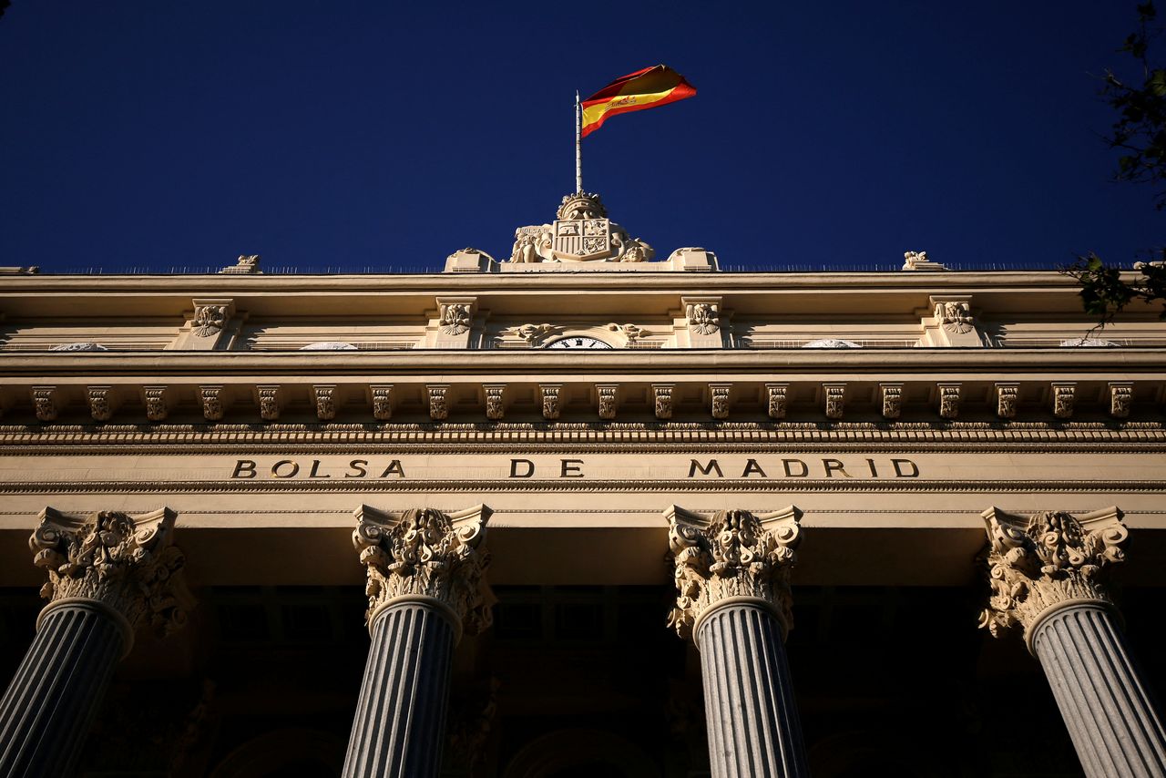FOTO DE ARCHIVO: Una bandera española sobre la Bolsa de Madrid, España, 1 de junio de 2016. REUTERS/Juan Medina