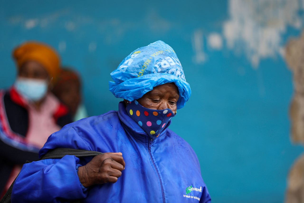 FOTO DE ARCHIVO: Una mujer con mascarilla en Tsomo, provincia del Cabo Oriental, Sudáfrica, el 2 de diciembre de 2021. REUTERS/Siphiwe Sibeko