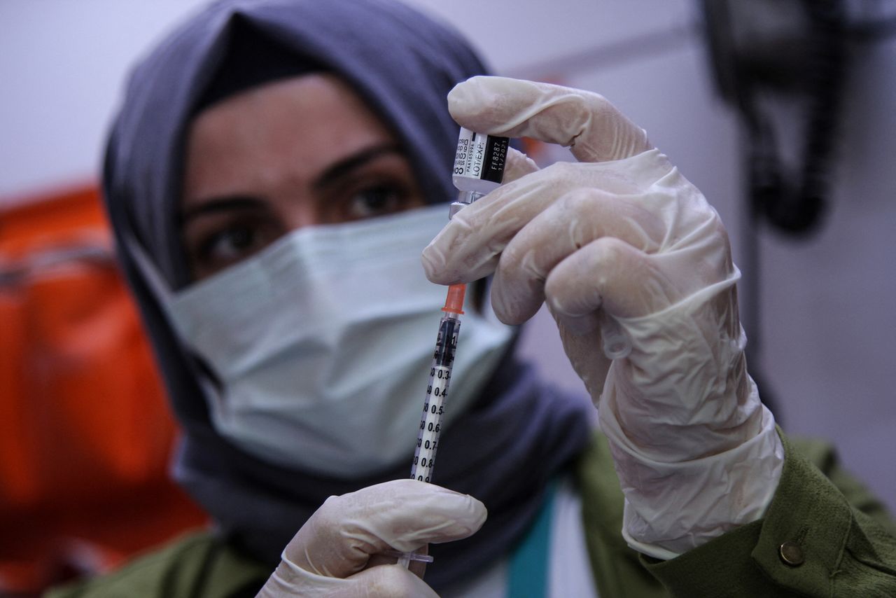 FOTO DE ARCHIVO: Una trabajadora médica prepara una dosis de la vacuna de COVID-19 en el interiror de una ambulancia en Diyarbakir, Turquía, el 27 de julio de 2021. REUTERS/Sertac Kayar