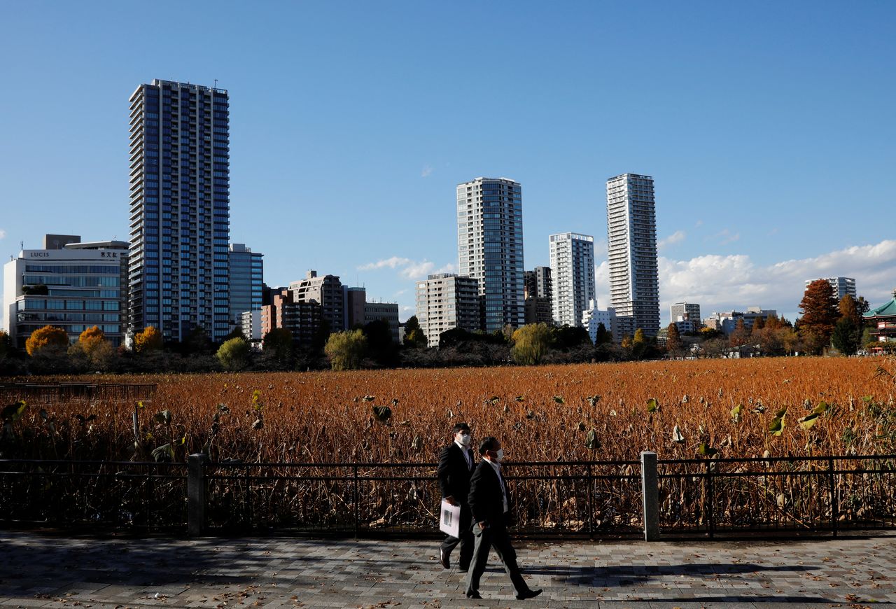 Hombres con máscarillas durante el brote de COVID-19 en un parque de Tokio, Japón, 1 de diciembre de 2021. REUTERS/Kim Kyung-Hoon