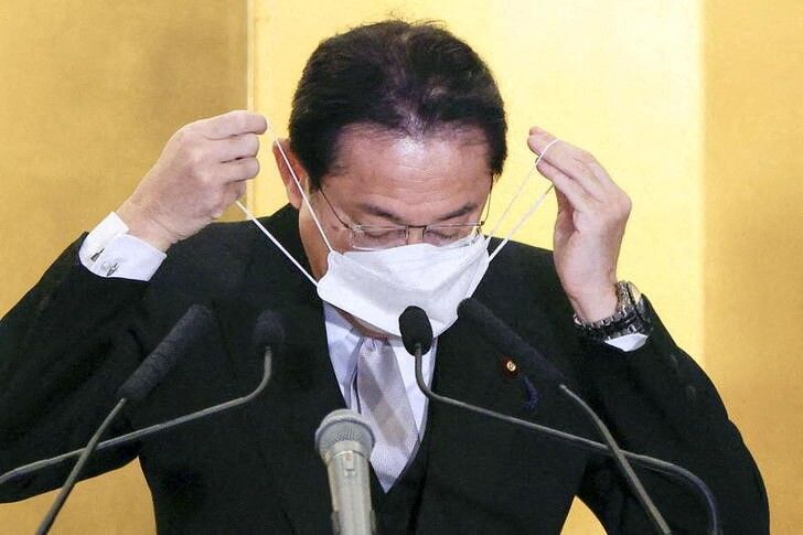 El primer ministro japonés, Fumio Kishida, se coloca una mascarilla en su conferencia de prensa de Año Nuevo en Ise, Japón. 4 enero 2022. Kyodo/vía Reuters. ATENCIÓN EDITORES - ESTA IMAGEN FUE ENTREGADA POR UNA TERCERA PARTE.
