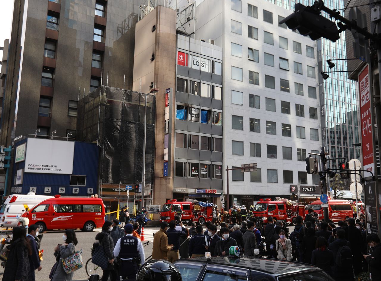 Los bomberos en el lugar del incendio provocado en Osaka el 17 de diciembre de 2021. (© Jiji)