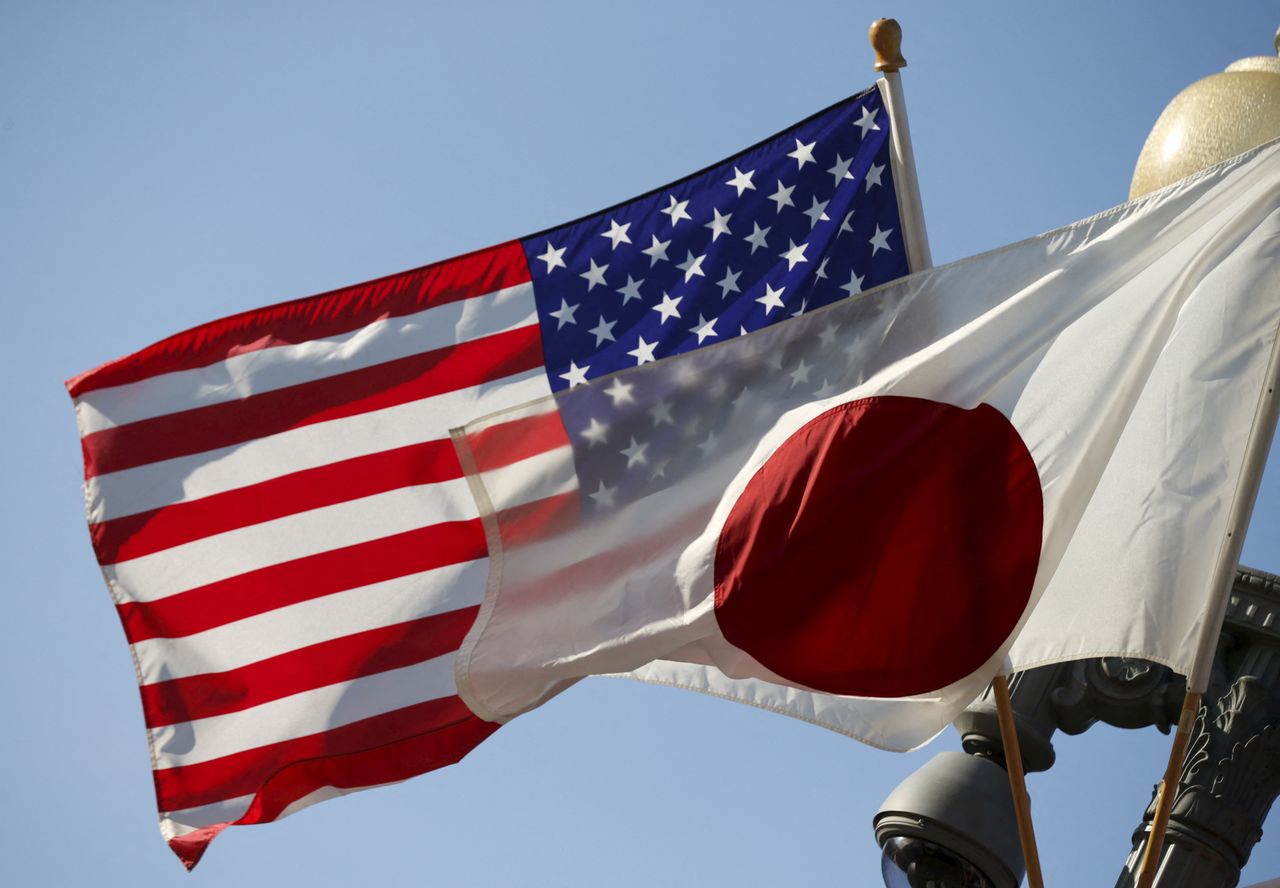 Las banderas de Estados Unidos y Japón ondean frente a la Casa Blanca en Washington, Estados Unidos, 27 de abril de 2015. REUTERS/Kevin Lamarque