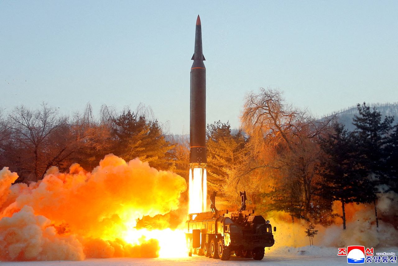 FOTO DE ARCHIVO: Una imagen de lo que según la agencia estatal de noticias KCNA es el disparo de prueba de un misil hipersónico en un lugar no revelado de Corea del Norte, el 5 de enero de 2022, en esta foto publicada el 6 de enero de 2022 por la Agencia Central de Noticias de Corea del Norte (KCNA). REUTERS/KCNA
