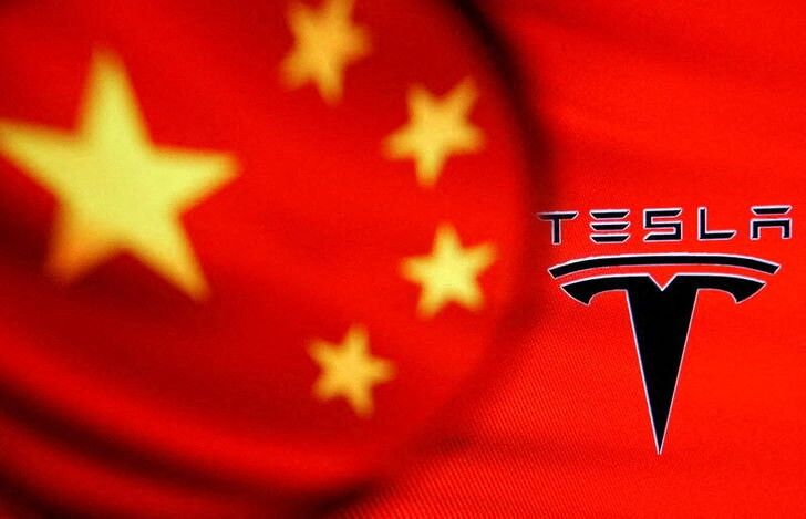 Ilustración fotográfica que muestra el logo de Tesla con el fondo de una bandera china. 7 enero 2021. REUTERS/Dado Ruvic