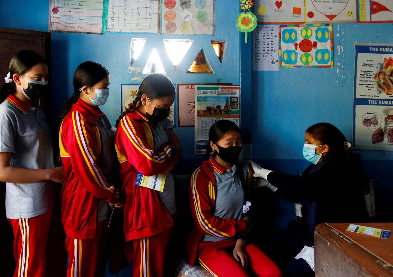 FOTO DE ARCHIVO: Vacunación de un grupo de niñas contra la COVID-19 en una escuela de Bhaktapur, Nepal, el 9 de enero de 2022. REUTERS/Navesh Chitrakar