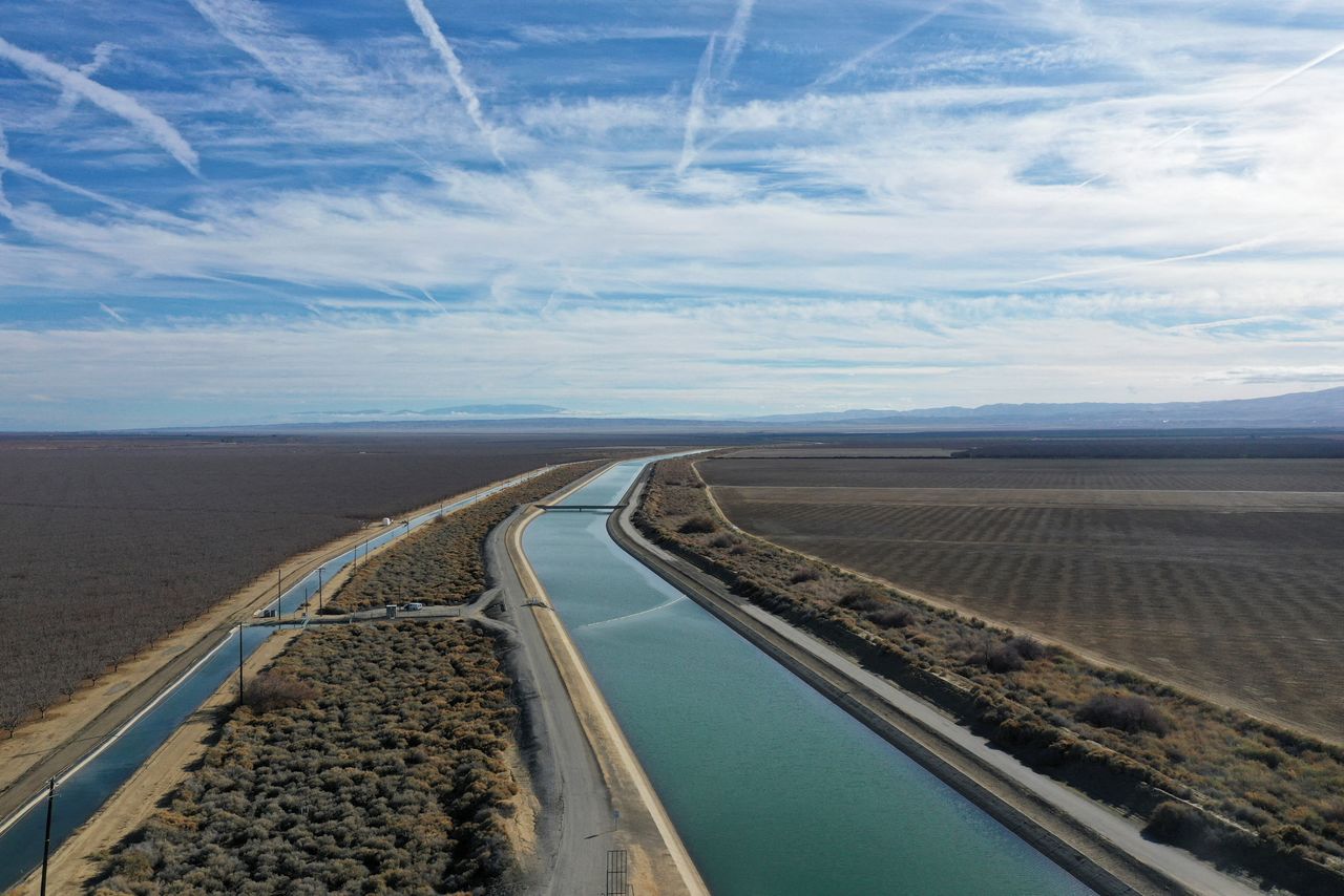 FOTO DE ARCHIVO. Imagen referencial del Acueducto de California, que forma parte del Proyecto Estatal de Agua, transportando agua en Bakersfield, California, EEUU. 15 de diciembre de 2021. Imagen tomada con un dron. REUTERS/Aude Guerrucci
