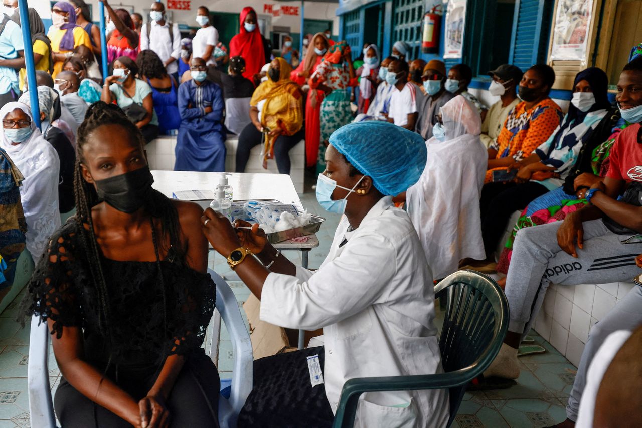 FOTO DE ARCHIVO: Una enfermera administra una dosis de la vacuna de COVID-19 a una mujer en el Hospital Philippe Senghor de Dakar, Senegal, el 28 de julio de 2021. REUTERS/Zohra Bensemra