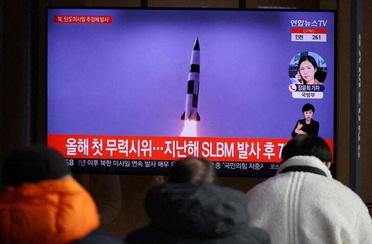Imagen de archivo de varias personas viendo en una televisión un reporte sobre el lanzamiento de misiles de Corea del Norte en Seúl, Corea del Sur. 5 enero 2022. REUTERS/Kim Hong-Ji