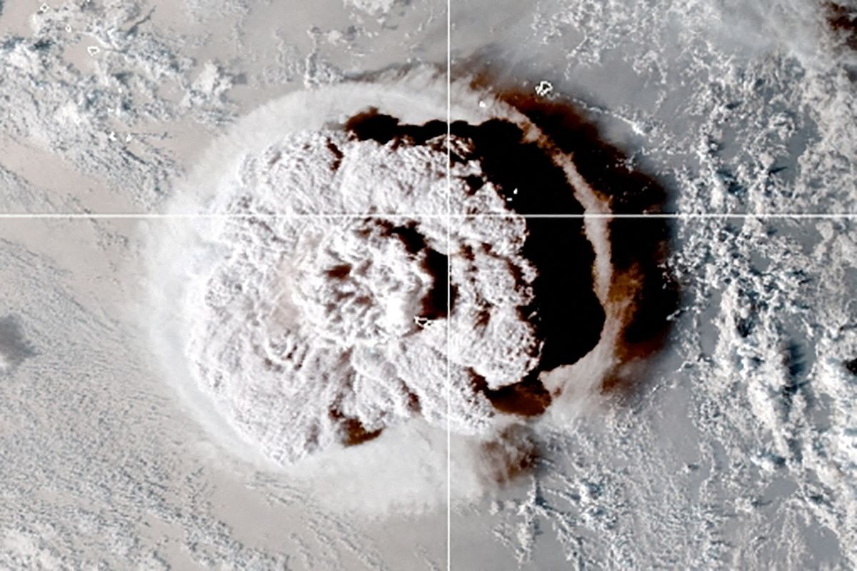 La erupción de un volcán submarino frente a Tonga, que provocó una alerta de tsunami para varias naciones insulares del Pacífico Sur, se ve en una imagen del satélite NOAA GOES-West tomada a las 05:00 GMT del 15 de enero de 2022. CIRA/NOAA/Distribuida vía REUTERS