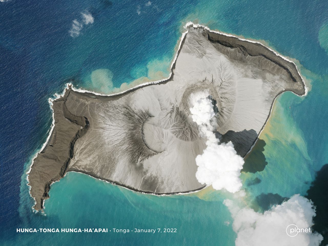 Una imagen de Planet SkySat muestra una columna de humo que se eleva desde el volcán submarino Hunga Tonga-Hunga Ha