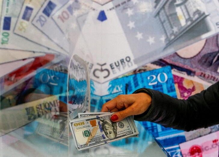 Imagen de archivo de una persona cambiando dólares en una casa de cambio en Ankara, Turquía. 24 septiembre 2021. REUTERS/Cagla Gurdogan