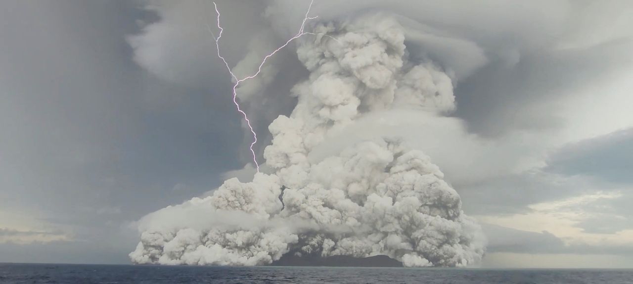 Una erupción en el volcán submarino Hunga Tonga-Hunga Ha
