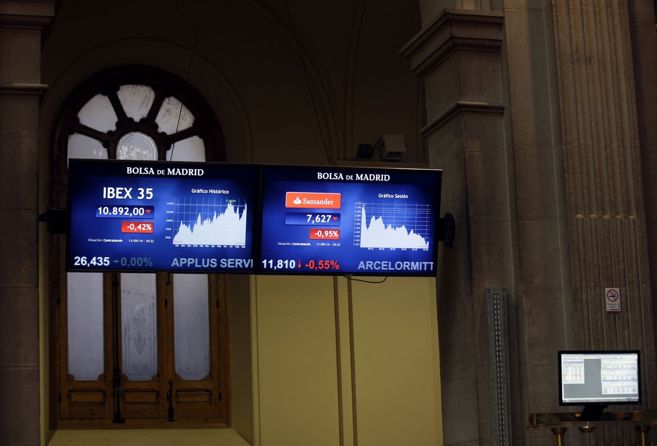 FOTO DE ARCHIVO: Pantallas con datos de cotización en el interior de la Bolsa de Madrid, España, el 11 de septiembre de 2014. REUTERS/Andrea Comas