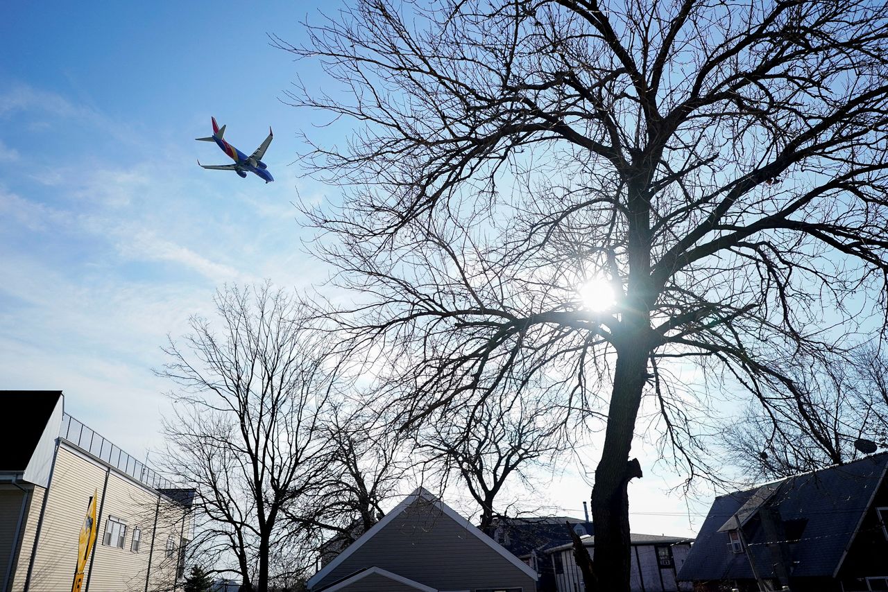 IMAGEN DE ARCHIVO. Un vuelo de Southwest Airlines, equipado con radioaltímetros que podrían tener problemas con la tecnología 5G, se ve cerca de su aterrizaje en el Aeropuerto LaGuardia, en Nueva York, EEUU, Enero 6, 2022. REUTERS/Bryan Woolston