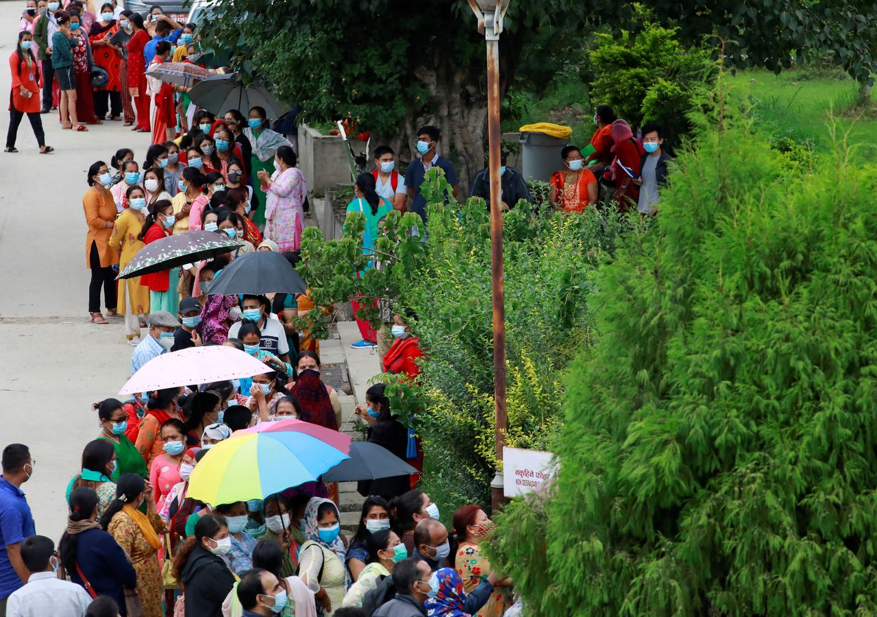 FOTO DE ARCHIVO: Personas esperando en una fila a vacunarse contra el COVID-19 en Katmandú, Nepal, el 13 de julio de 2021. REUTERS/Navesh Chitrakar