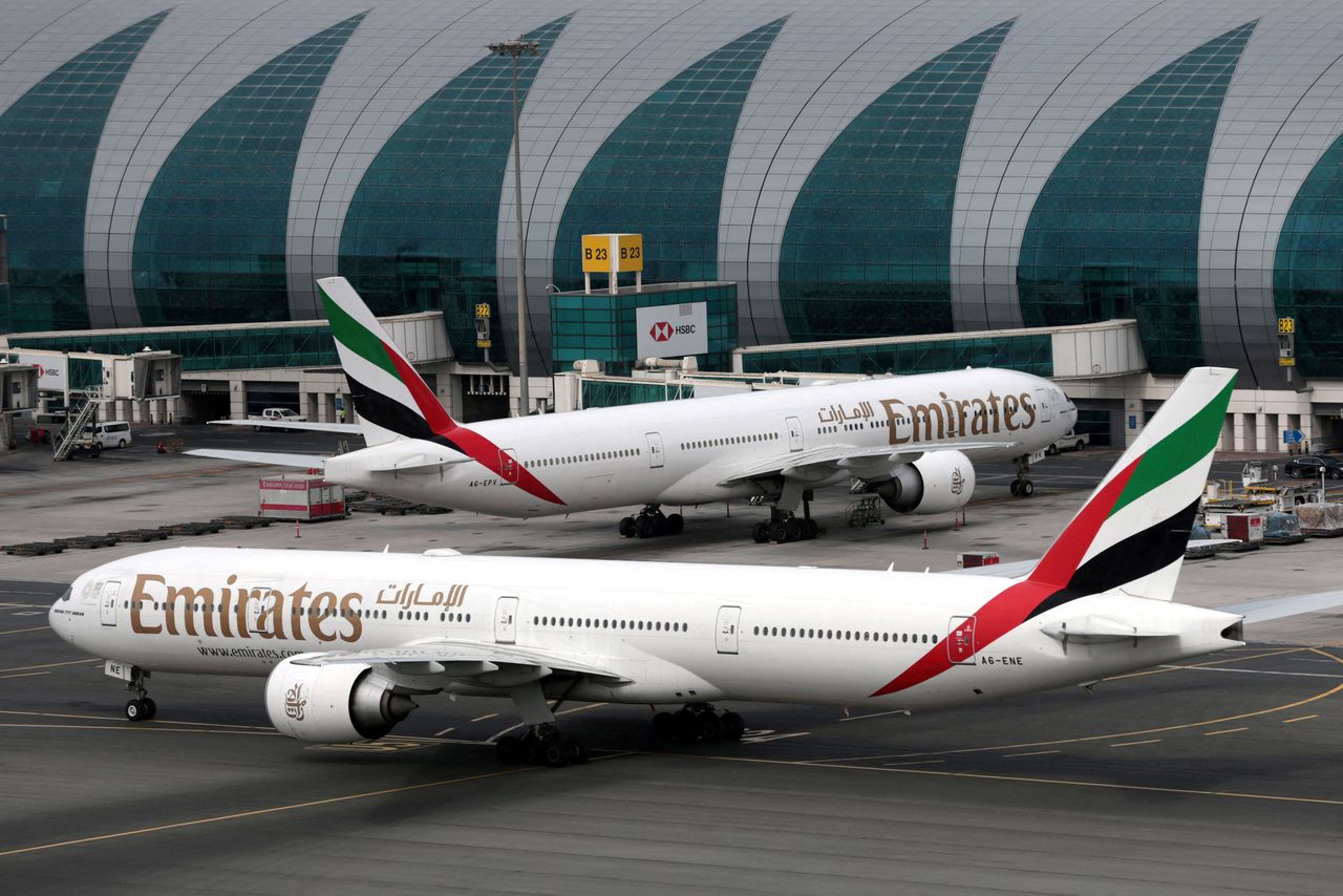 FOTO DE ARCHIVO: Dos aviones Boeing 777 de la aerolínea Emirates en el Aeropuerto Internacional de Dubái, Emiratos Árabes Unidos, el 15 de diciembre de 2019. REUTERS/Christopher Pike
