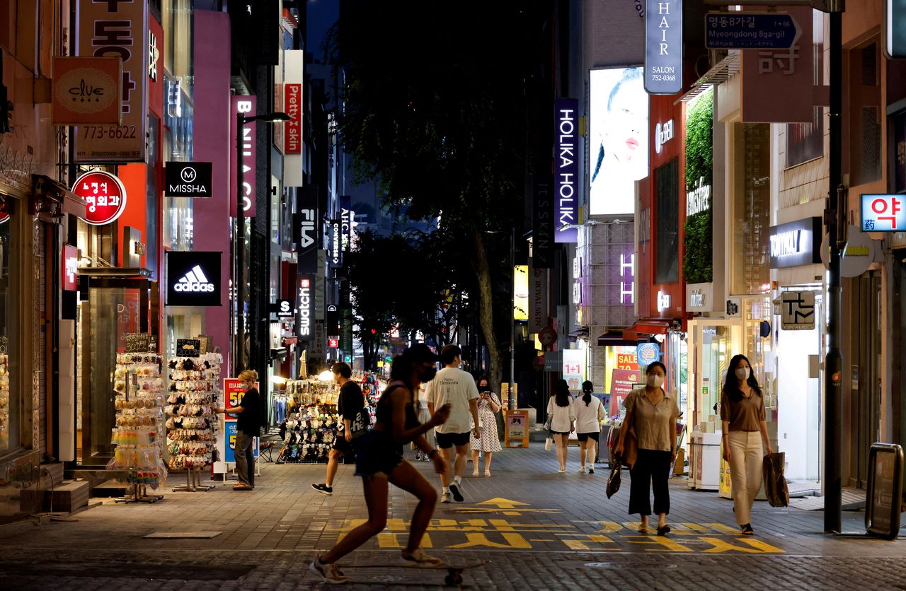 FOTO DE ARCHIVO: Varias personas en una calle comercial de Seúl, Corea del Sur, el 12 de julio de 2021. REUTERS/Heo Ran