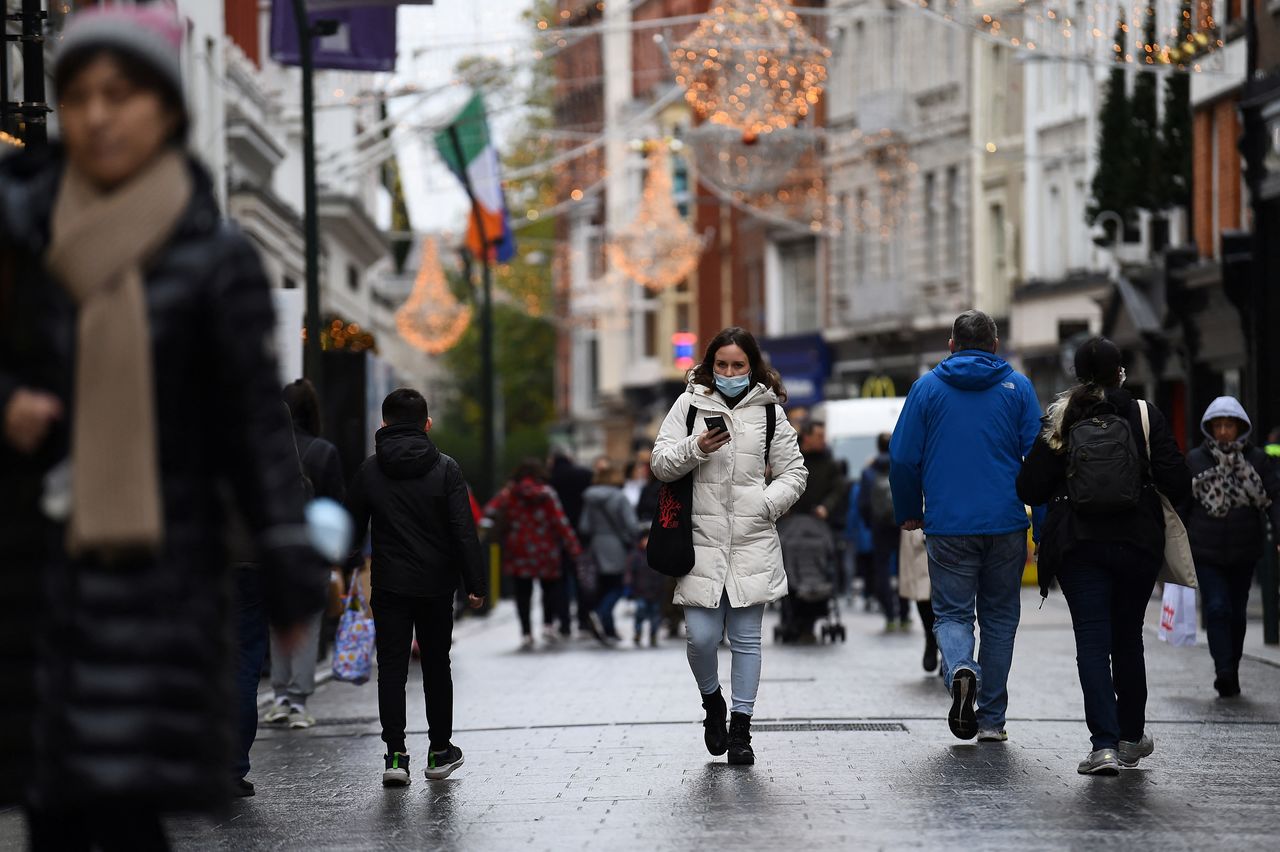 FOTO DE ARCHIVO: Personas caminando por el centro de Dublín, Irlanda, el 30 de noviembre de 2021. REUTERS/Clodagh Kilcoyne