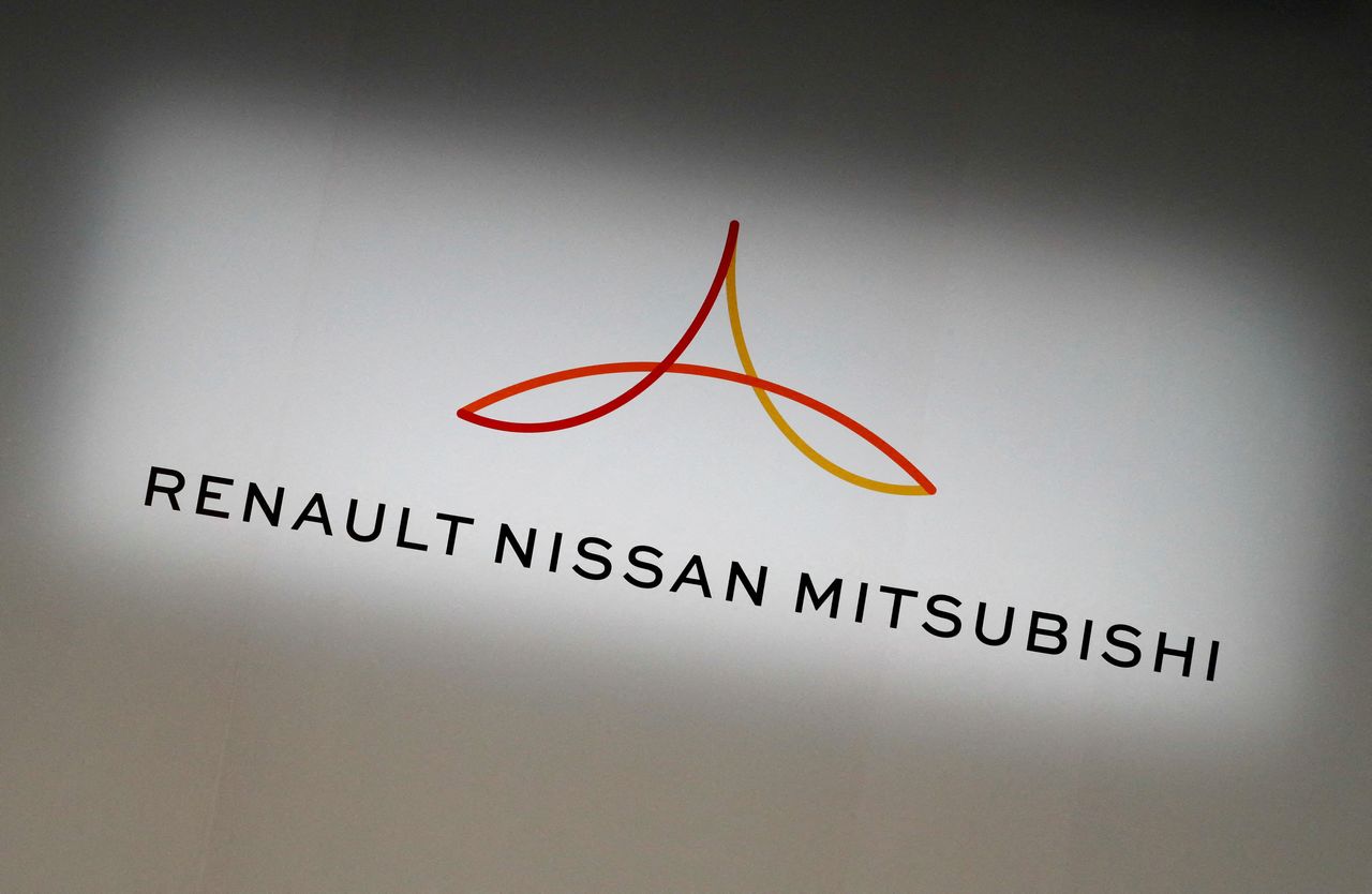 FOTO DE ARCHIVO: El logotipo de la alianza entre Renault, Nissan y Mitsubishi en Yokohama, Japón, el 12 de marzo de 2019. REUTERS/Kim Kyung-Hoon
