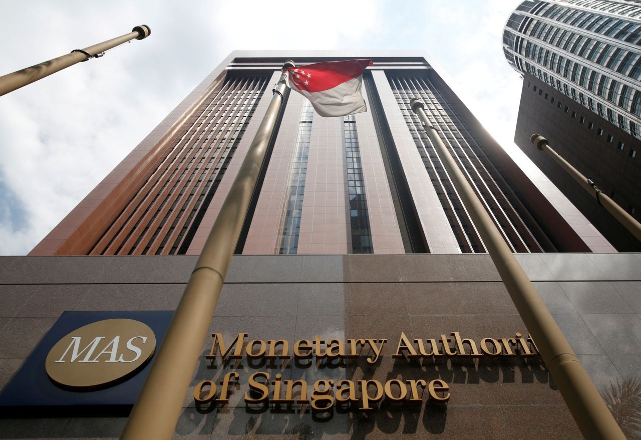 FOTO DE ARCHIVO: Una vista de la sede de la Autoridad Monetaria de Singapur, 28 de junio de 2017. REUTERS/Darren Whiteside