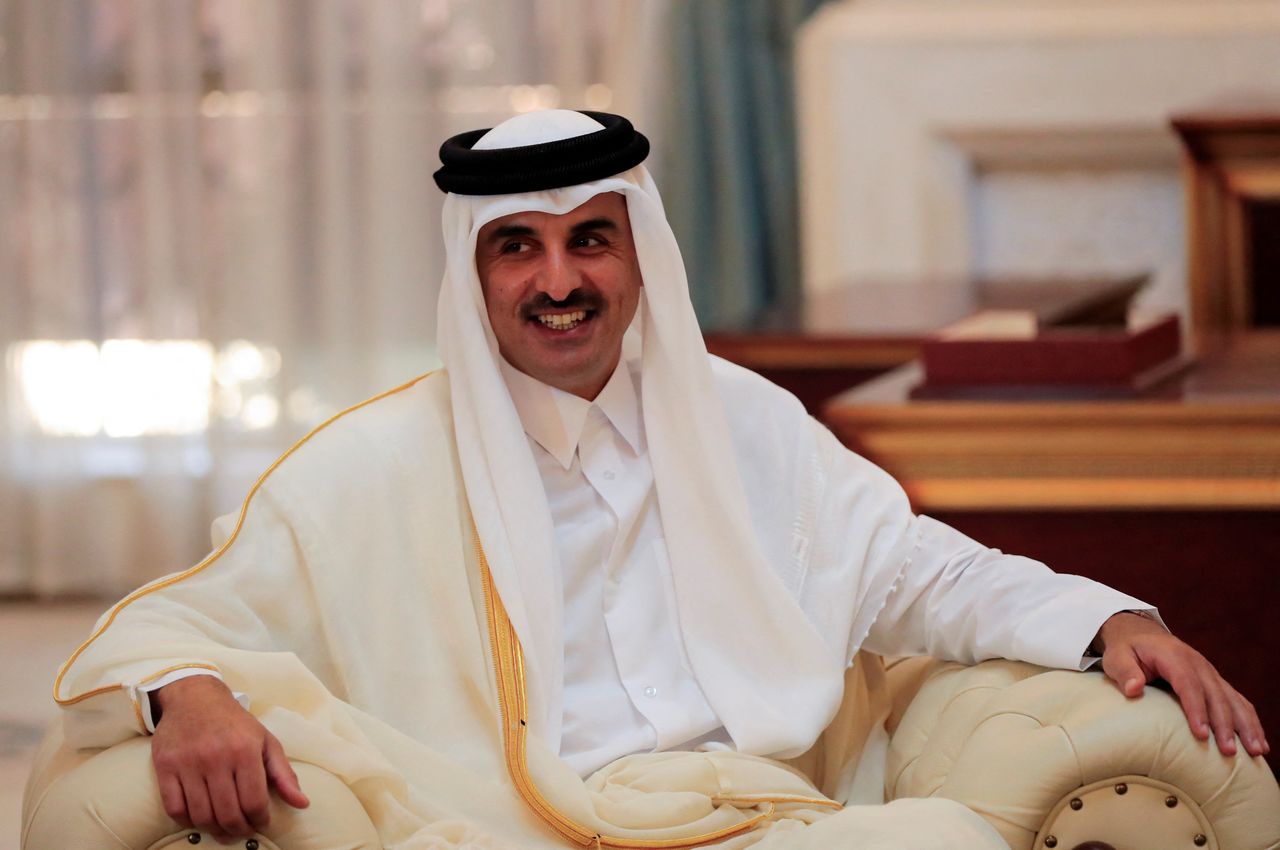El emir de Qatar, el jeque Tamim bin Hamad al-Thani, reacciona durante la ceremonia de bienvenida al presidente de Irak, Barham Salih (fuera de cuadro), antes de la cumbre de Bagdad, en la zona verde de Bagdad, Irak. 28 de agosto, 2021. REUTERS/Thaier Al-Sudani