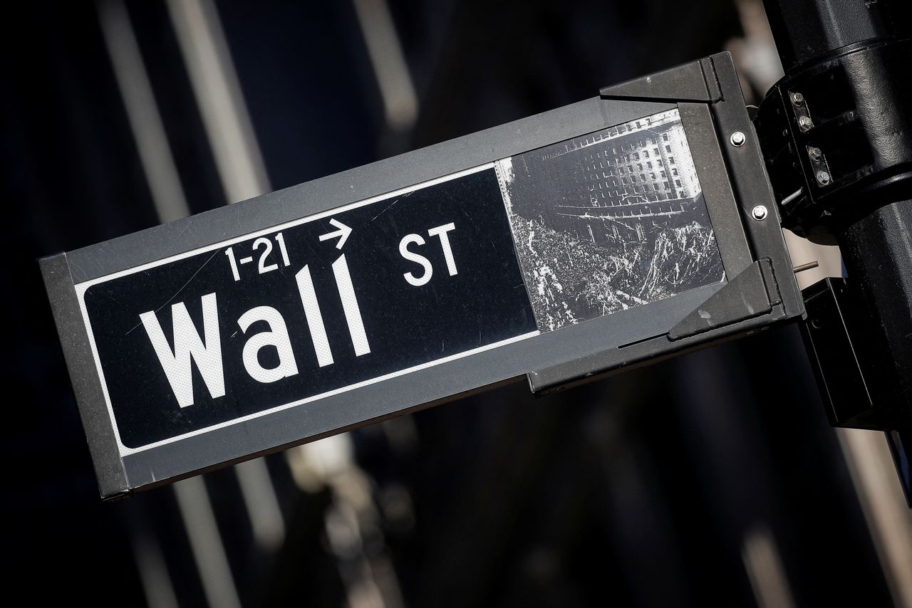 IMAGEN DE ARCHIVO una señal de la calle Wall Street se ve en el distrito financiero de Nueva York, EEUU, Noviembre 8, 2021.  REUTERS/Brendan McDermid
